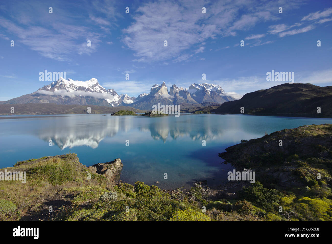 Cuernos del Paine e Cerro Paine Grande riflesso nel lago Pehoe, Parco Nazionale Torres del Paine, Cile Foto Stock