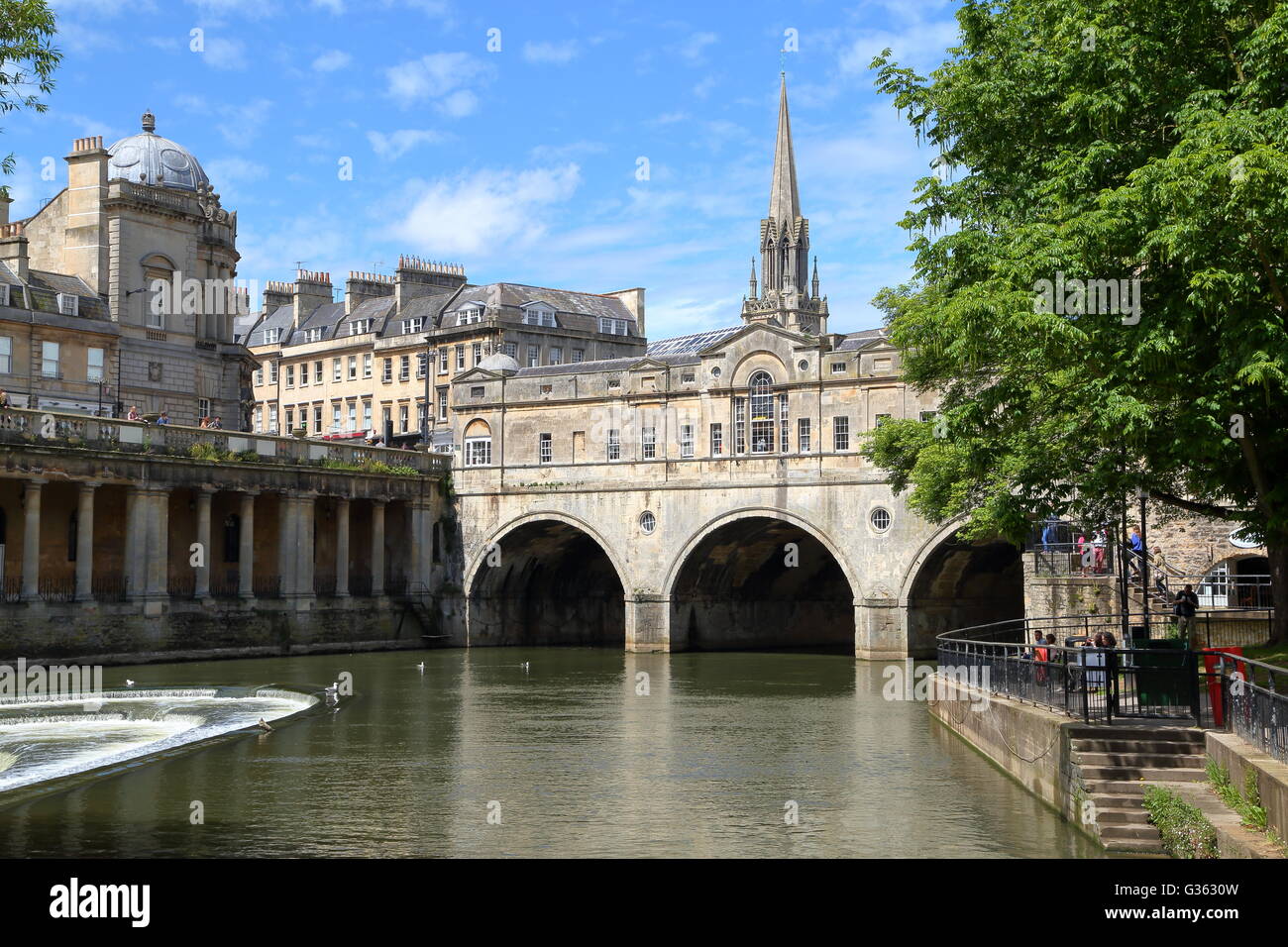 Il Pulteney Bridge sul fiume Avon a Bath, Somerset, Gran Bretagna Foto Stock