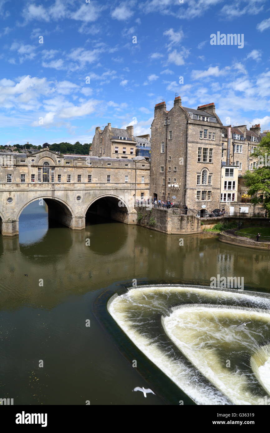 Il Pulteney Bridge sul fiume Avon a Bath, Somerset, Gran Bretagna Foto Stock