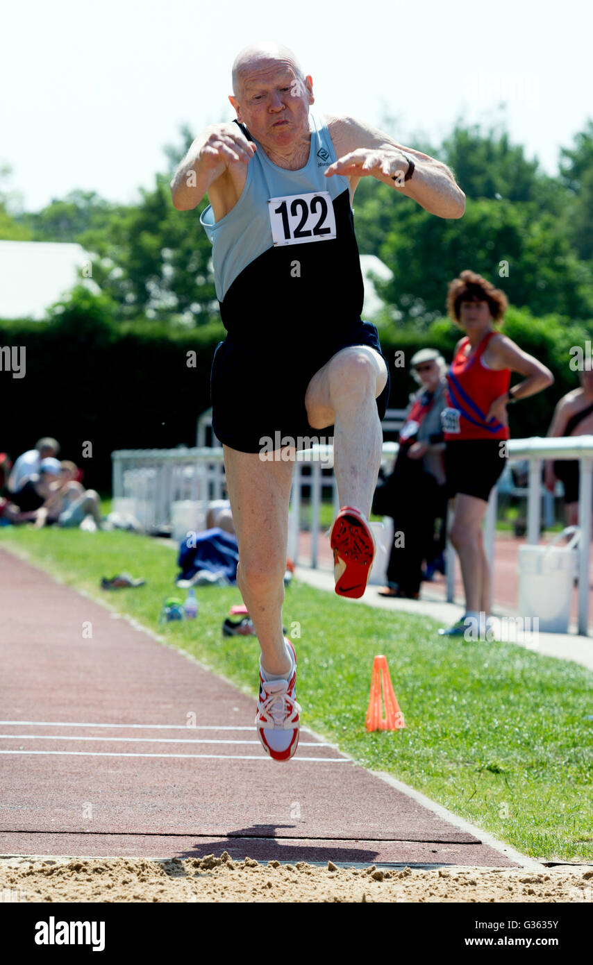 Masters atletica del Regno Unito. Atleta in uomini salto triplo. Foto Stock