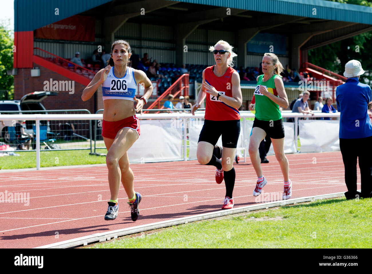 Masters atletica del Regno Unito. Gli atleti nelle donne il 800m in gara. Foto Stock