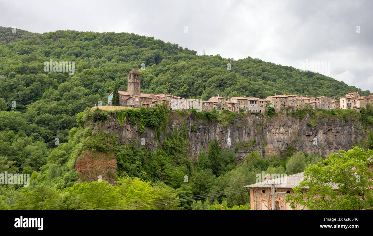 Borgo medievale Castellfollit de la Roca sul bordo di una montagna. La Catalogna, Spagna. Foto Stock