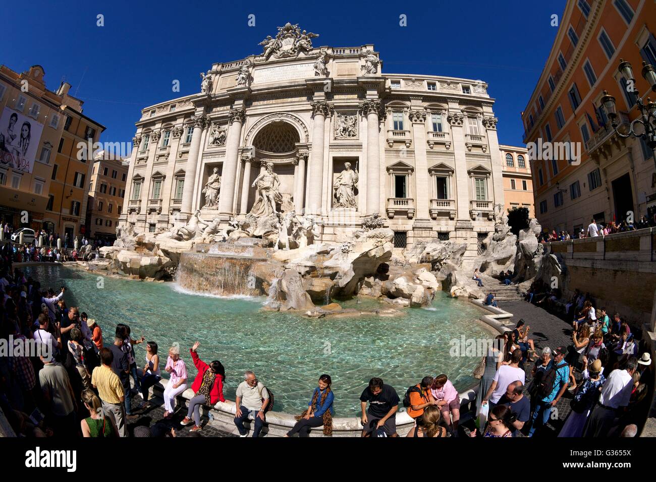 La folla di turisti alla Fontana di Trevi, Roma, Italia, Europa Foto Stock