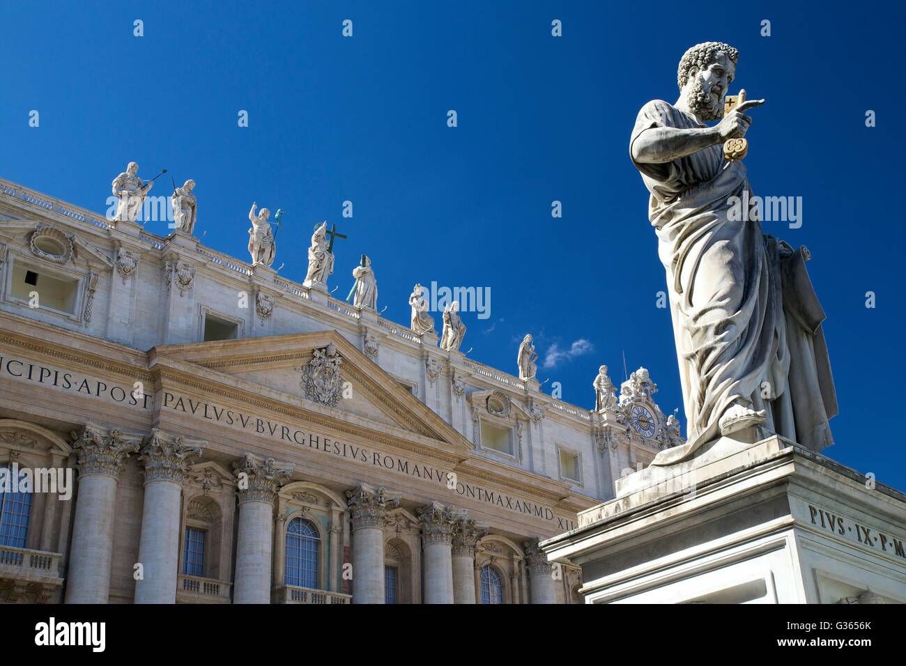 Statua di San Pietro al di fuori la Cattedrale di San Pietro, il Vaticano, Roma, Italia, Europa Foto Stock