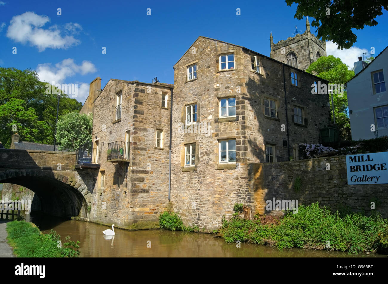 Regno Unito,North Yorkshire,Skipton,Leeds e Liverpool Canal,Ponte del mulino e la chiesa della Santa Trinità Foto Stock