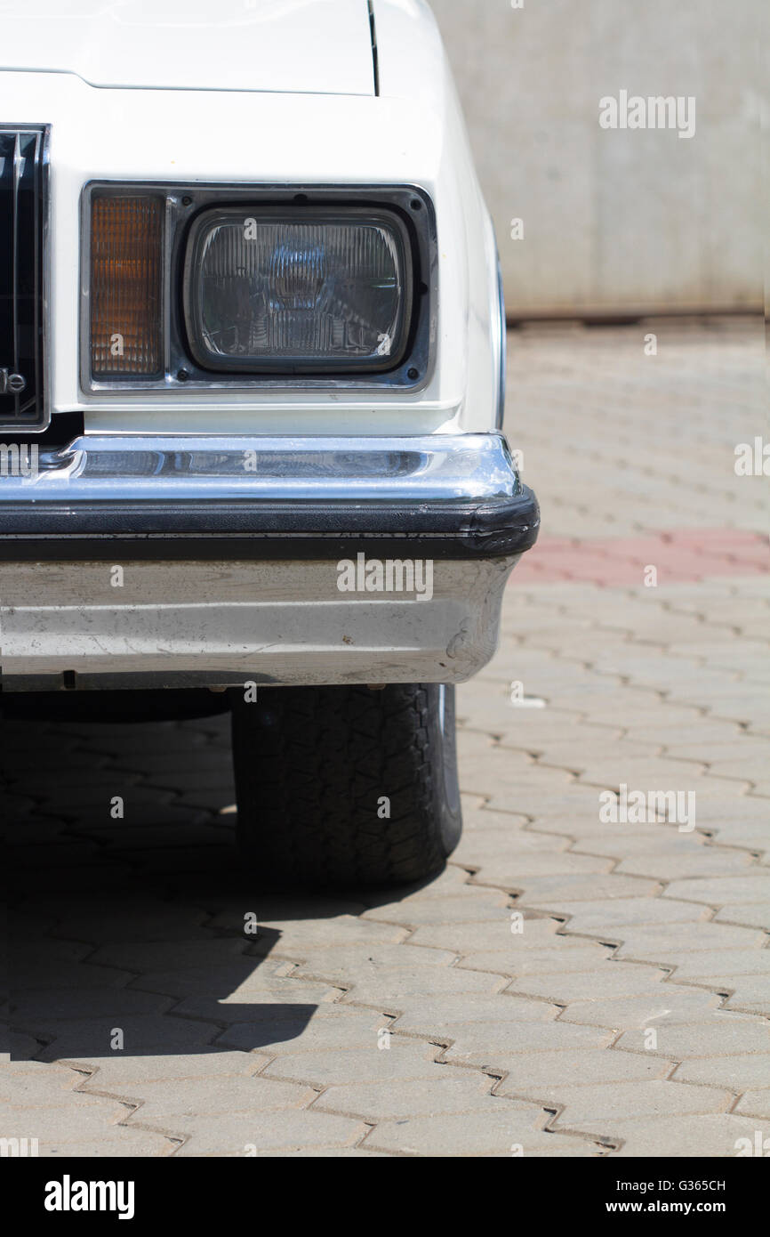 Vista frontale in prossimità di un vintage white car faro anteriore Foto Stock