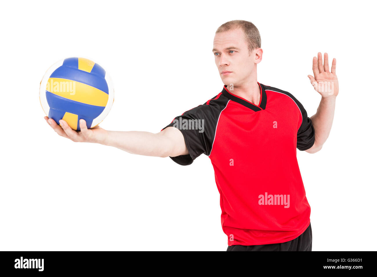 Sportivo diventando pronto a servire durante la riproduzione di beach volley Foto Stock