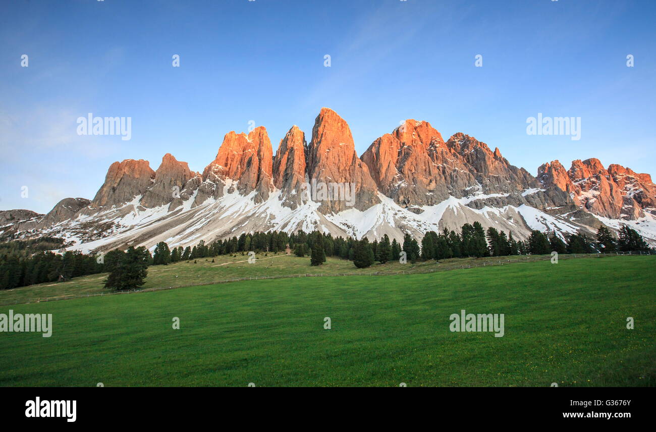 Tramonto sulle cime rocciose del Gruppo delle Odle visto da glatsch alm val di funes Alto Adige Dolomiti Italia Europa Foto Stock