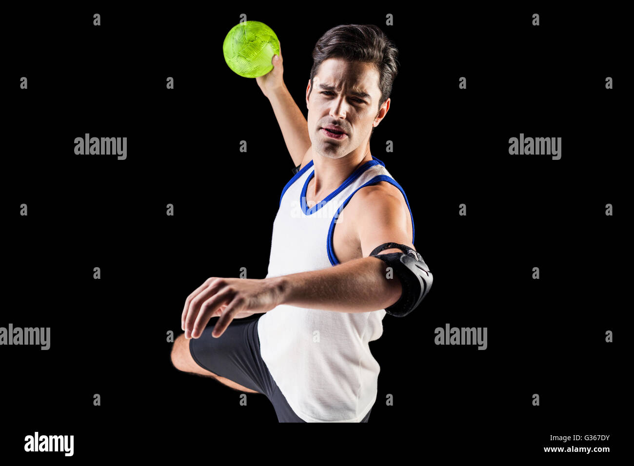 Ritratto di atleta uomo gettando una sfera Foto Stock
