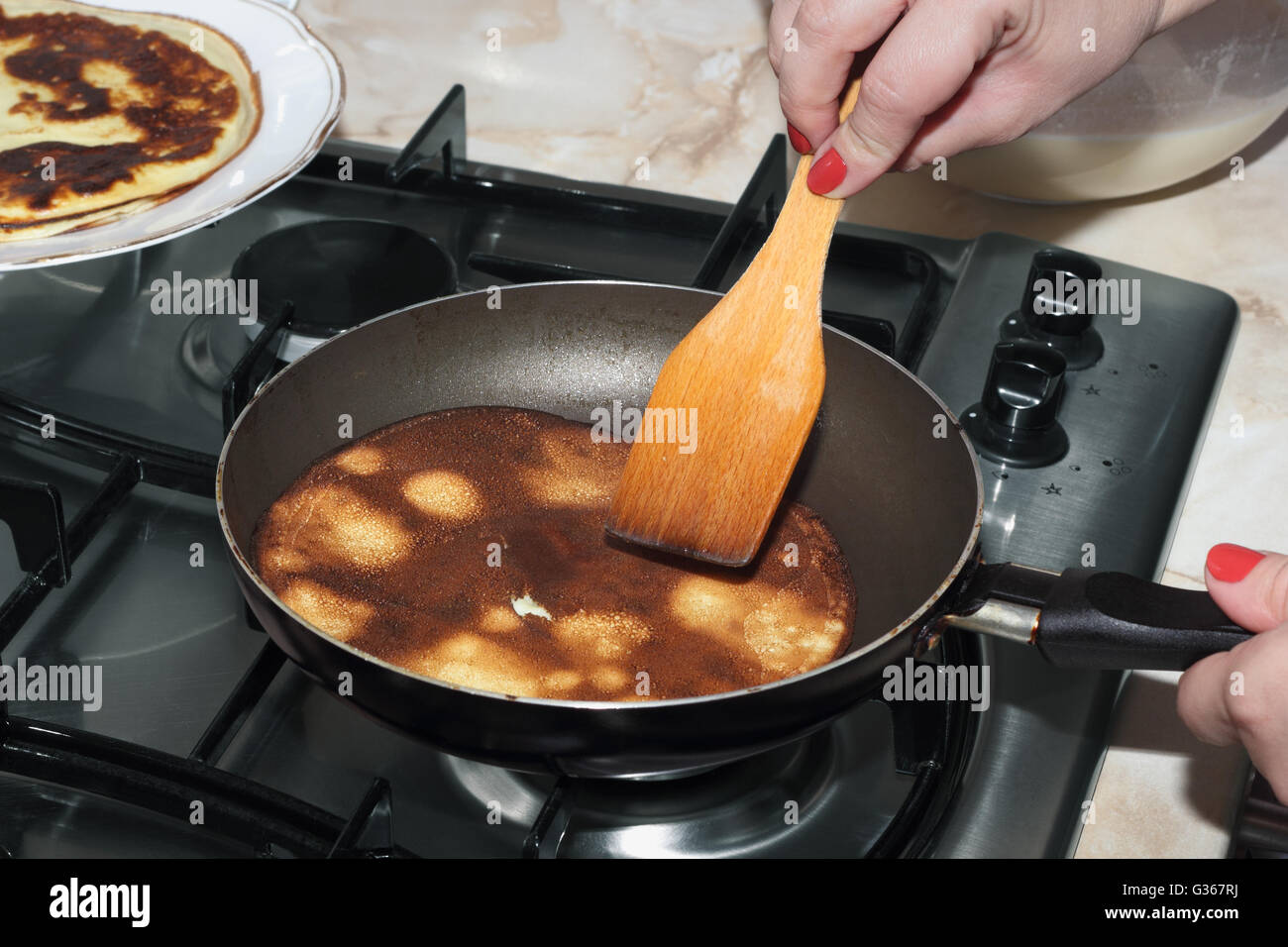 Pancake è la frittura in padella al fornello 2 fuochi a gas foto Foto Stock