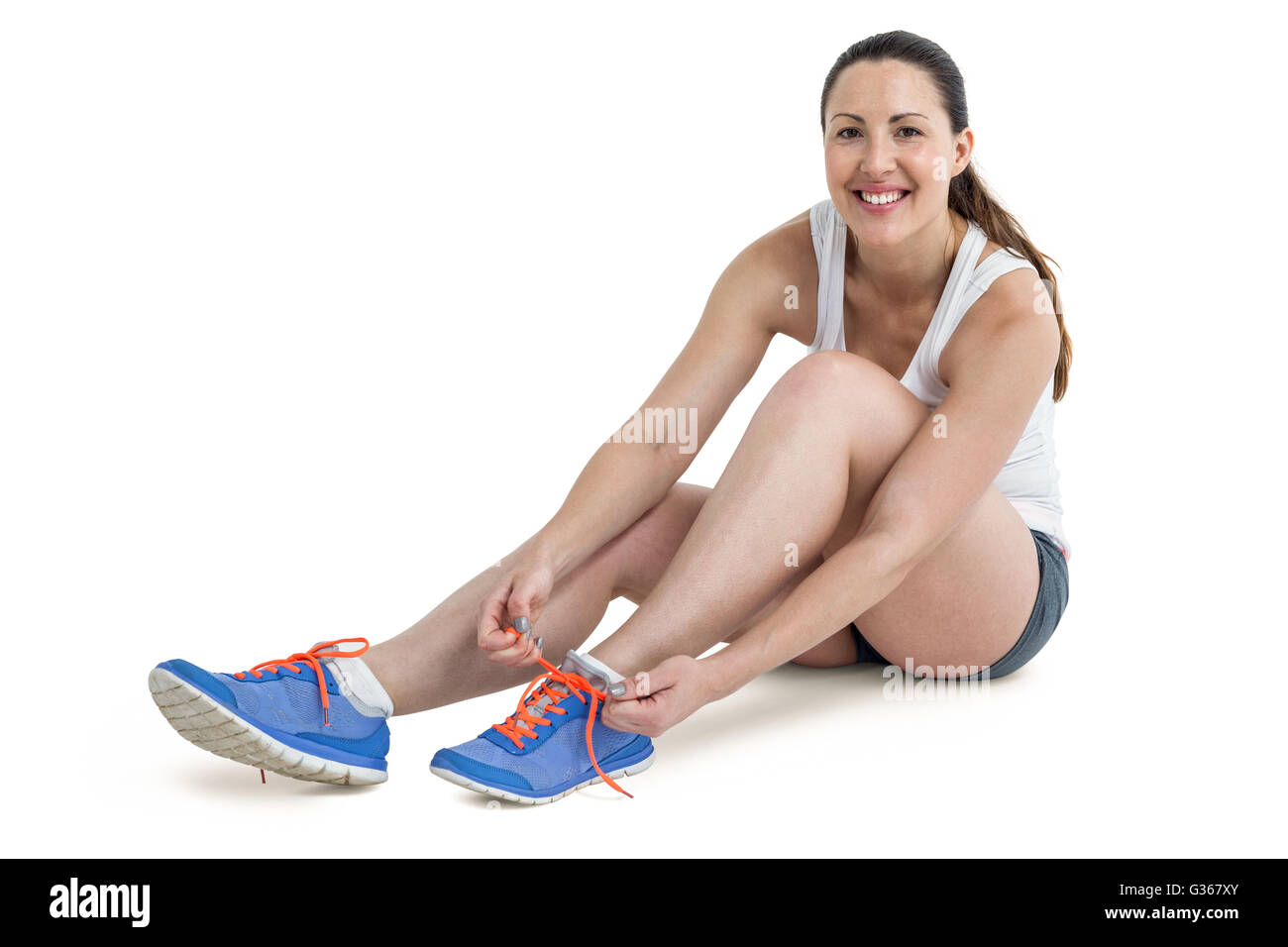 Ritratto di atleta donna sua legatura scarpe da corsa Foto Stock