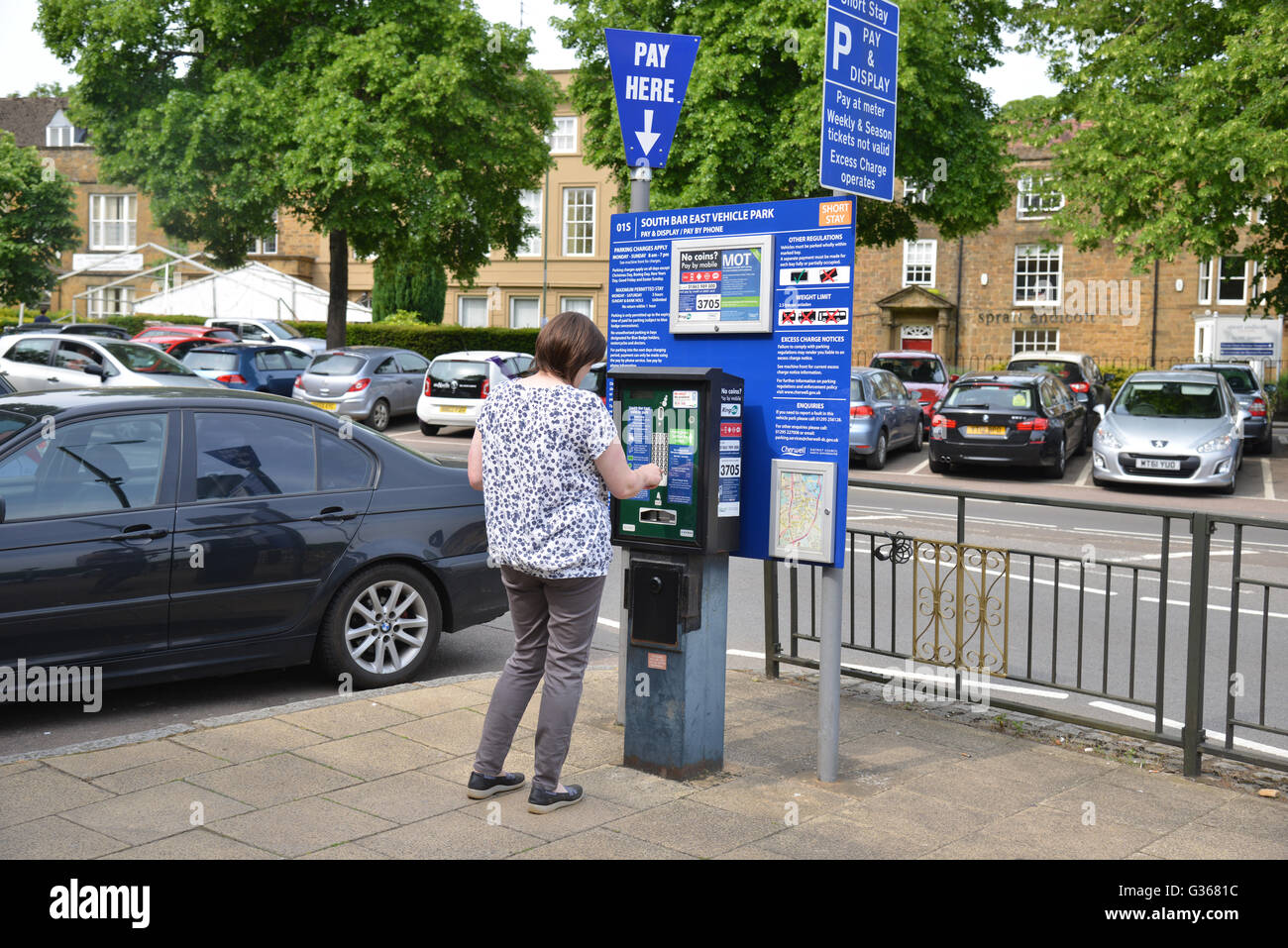 I biglietti per il parcheggio macchina mediante la Croce, Banbury, Oxfordshire Foto Stock