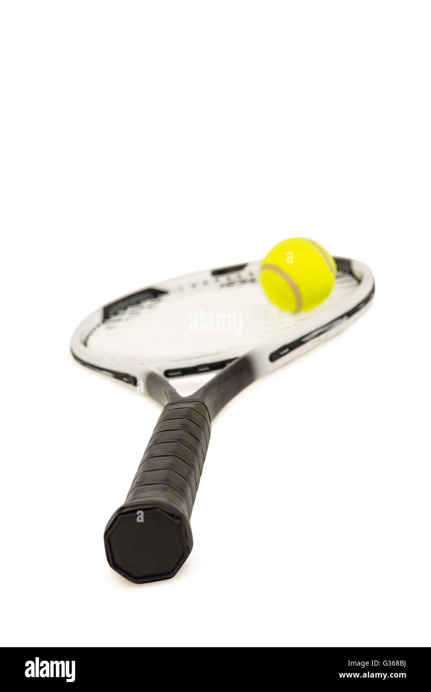 Palla da tennis e delle racchette su sfondo bianco Foto Stock