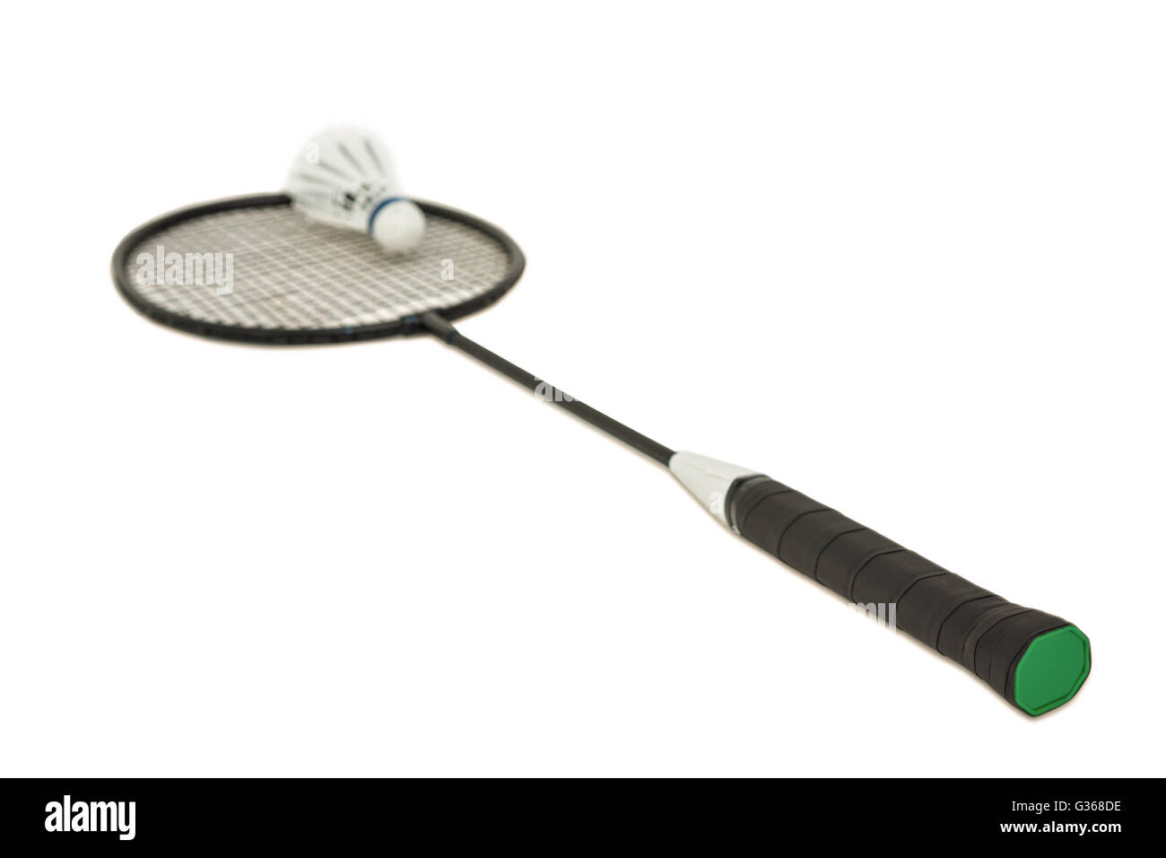 Badminton racchetta con piume volano su sfondo bianco Foto Stock