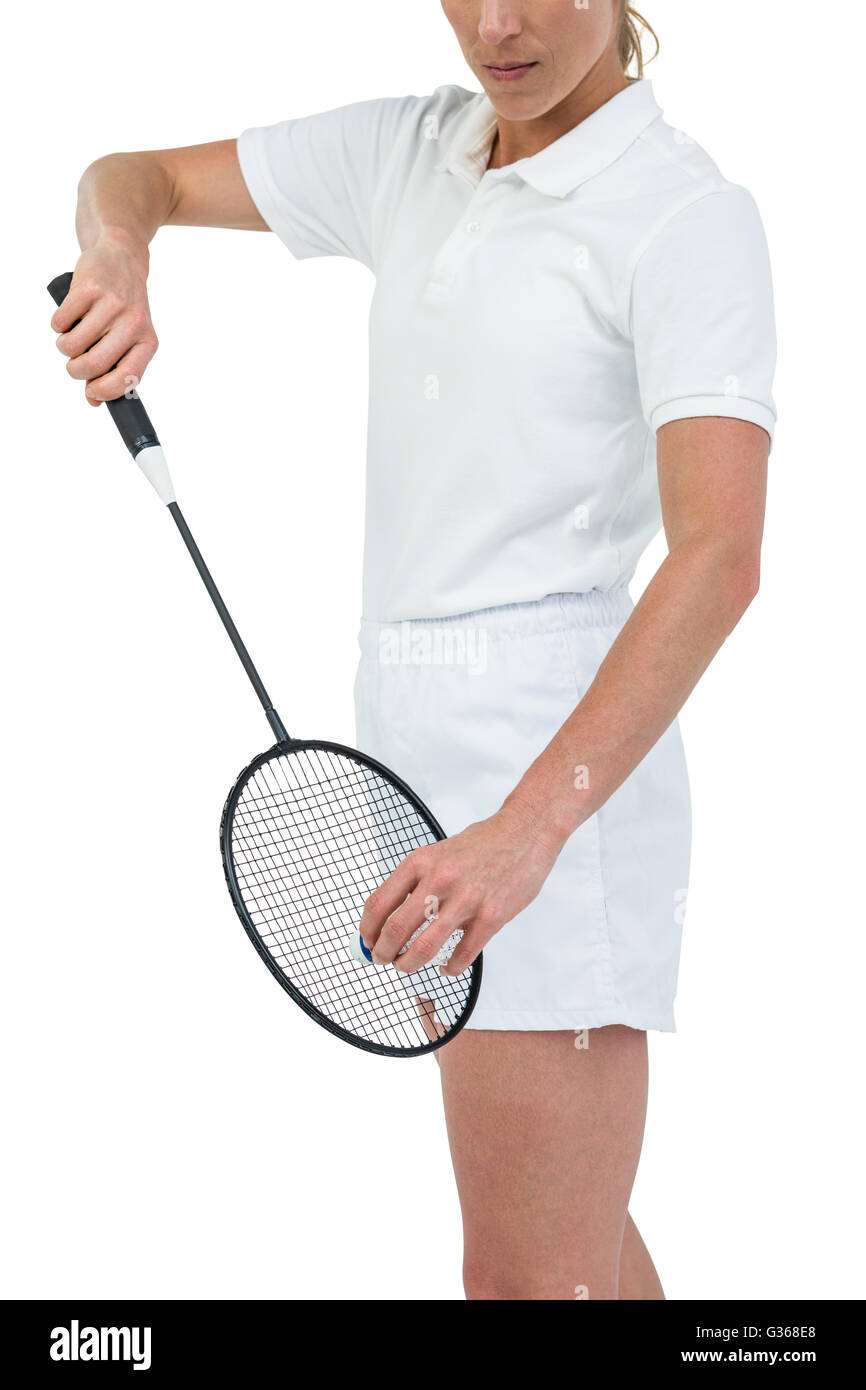 Atleta femminile tenendo un badminton racchetta pronto a servire Foto Stock