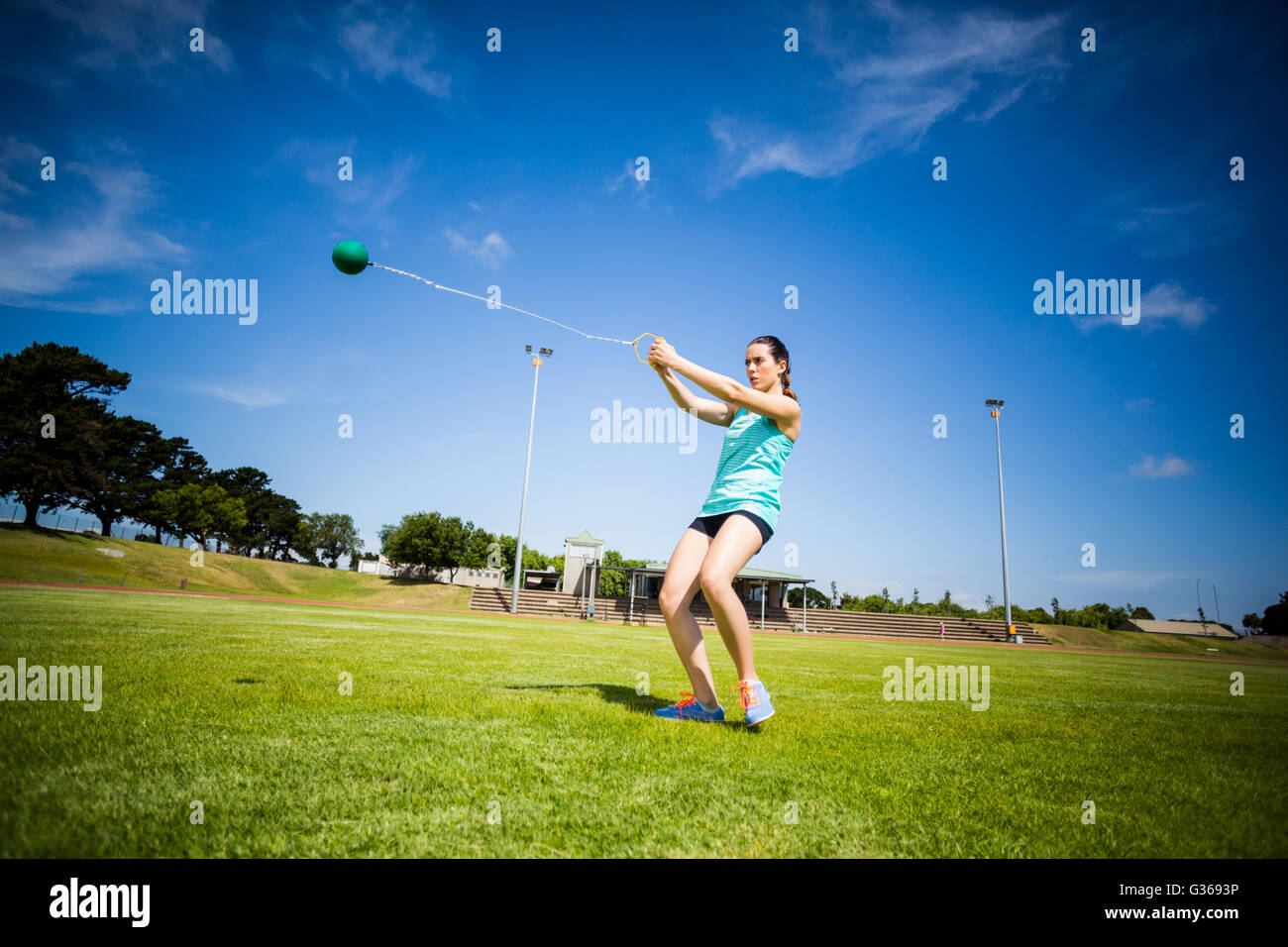 Atleta di eseguire un lancio del martello Foto Stock