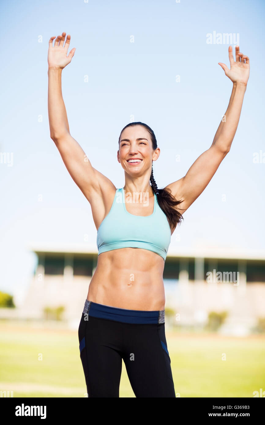 Felice atleta femminile in posa dopo una vittoria Foto Stock