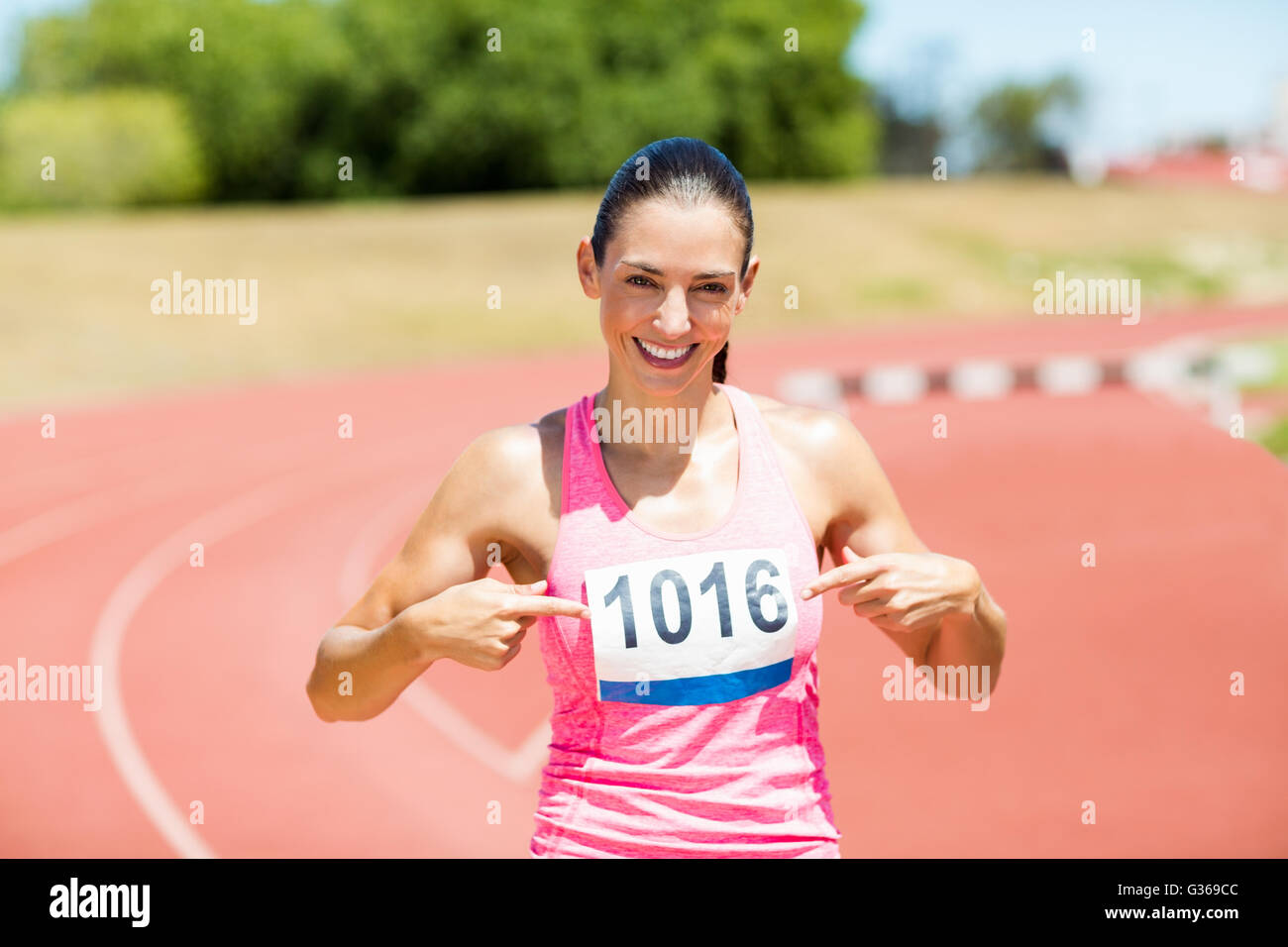 Ritratto di atleta femminile puntando verso il badge Foto Stock