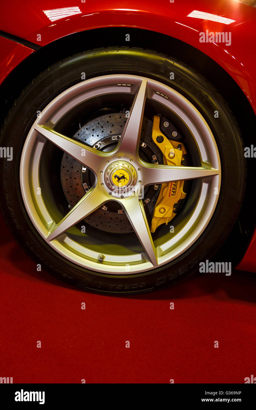 5 razze supercar Ferrari ruota con badge giallo e la pinza del freno. Foto Stock