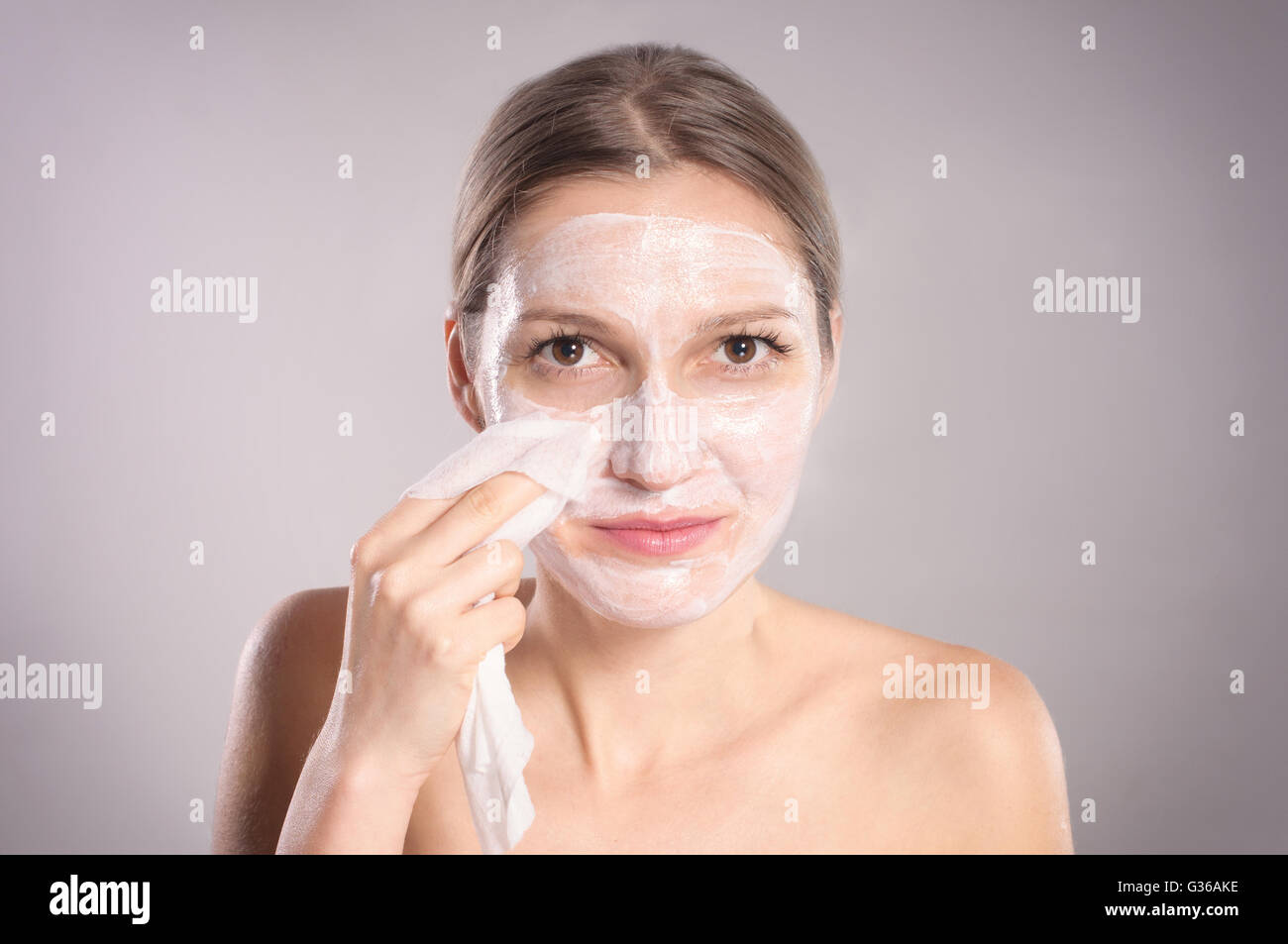 Bella bruna donna rimuovere il trucco dal viso Foto Stock