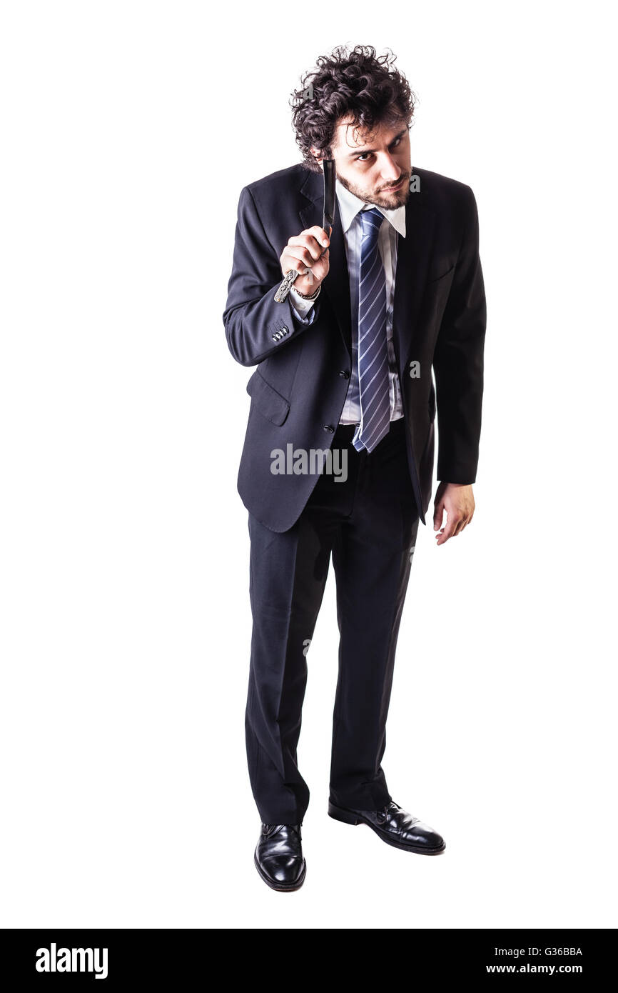 Un giovane e bello imprenditore tenendo un cut-gola razor isolate su uno sfondo bianco Foto Stock