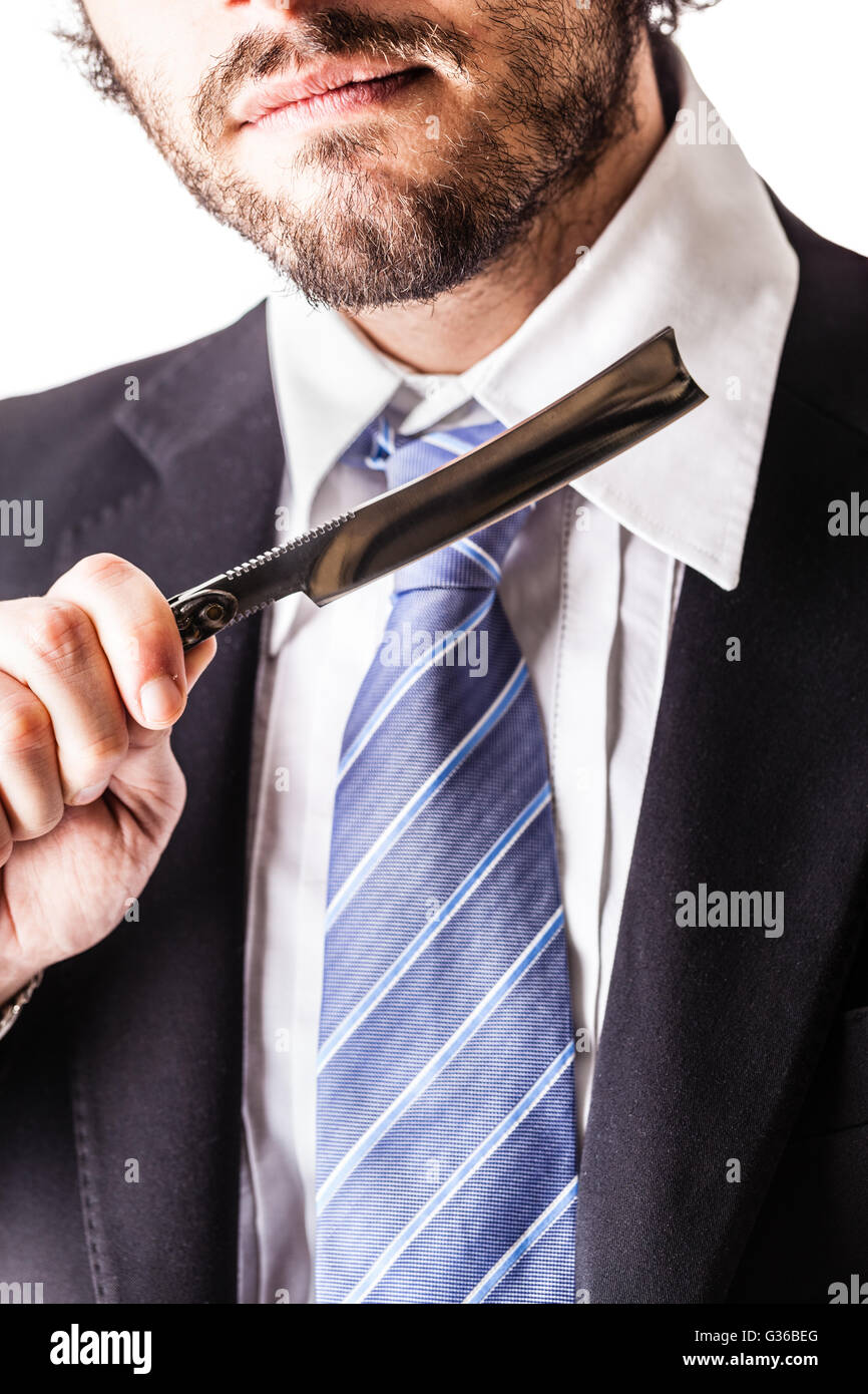Un giovane e bello imprenditore tenendo un cut-gola razor isolate su uno sfondo bianco Foto Stock
