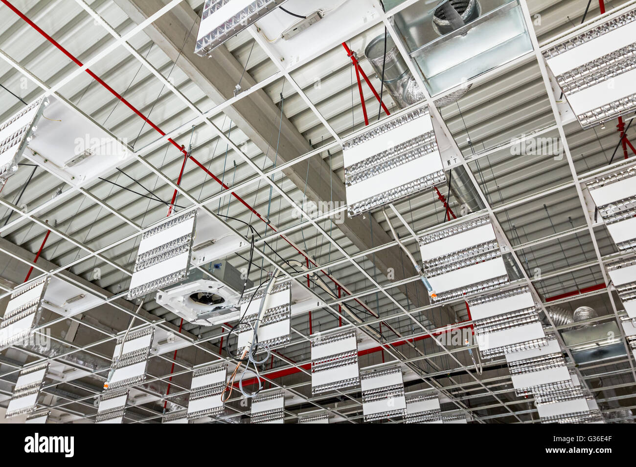 Montaggio su neon ufficio sospesi a soffitto, futuristico ufficio bianco soffitto Foto Stock