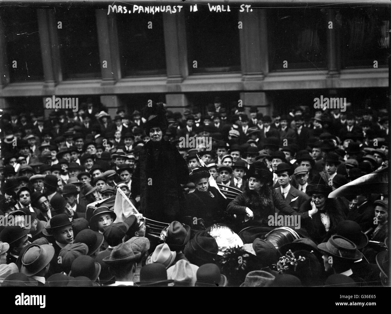 Suffragio britannica leader Emmeline Pankhurst hanno partecipato a una donna incontro di suffragio nella città di New York nel novembre 1911. Questa foto mostra il suo tentativo di affrontare una grande folla a Wall Street. In automobile accanto a lei è dott.ssa Anna Howard Shaw. Foto Stock