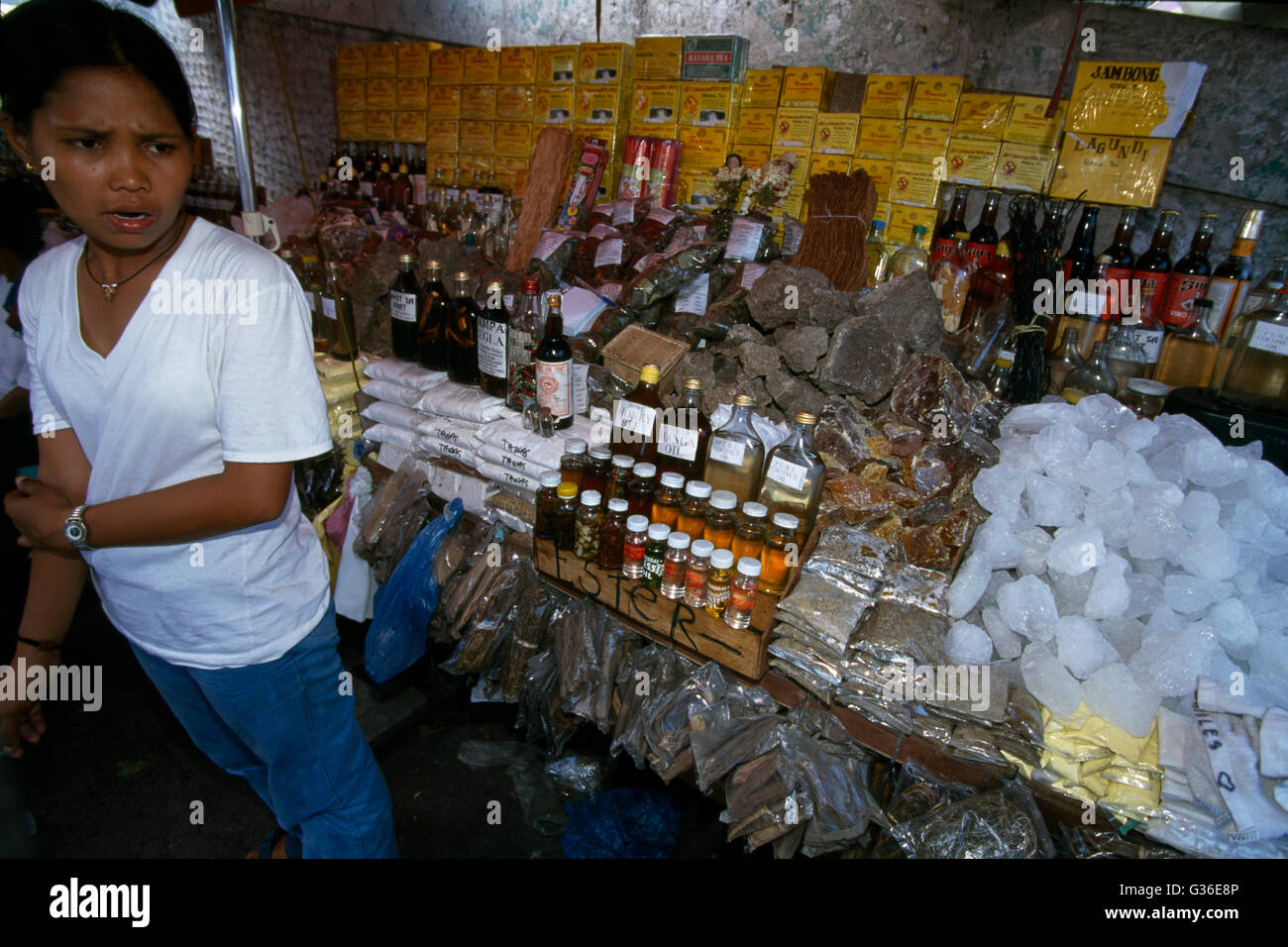 Vendor femminile al negozio di medicina di erbe, Manila, Filippine Foto Stock