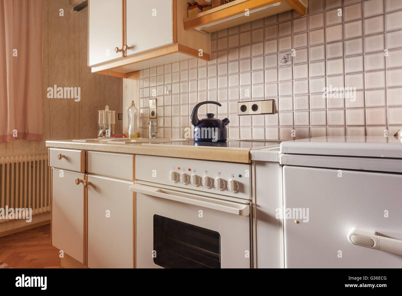 Interno di una vecchia cucina semplice che dovrebbe essere rinnovato Foto Stock Interno di una vecchia cucina semplice che dovrebbe essere rinnovato Foto Stock