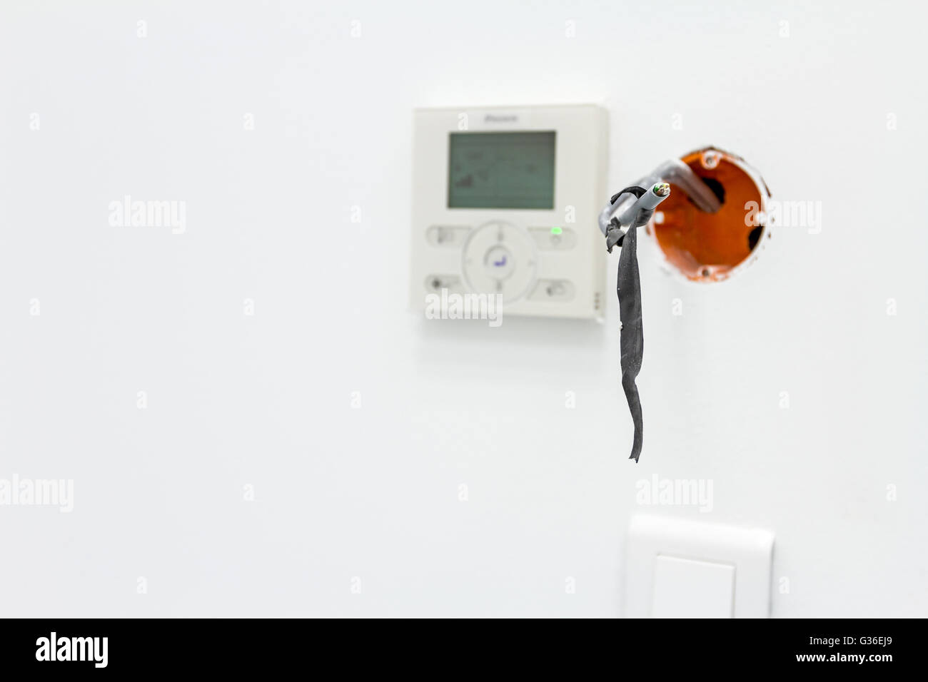 Moderno termostato elettronico digitale, il sistema di controllo del clima  in background. Incompiuta elettrico o sistema, uscita presa, spina Foto  stock - Alamy