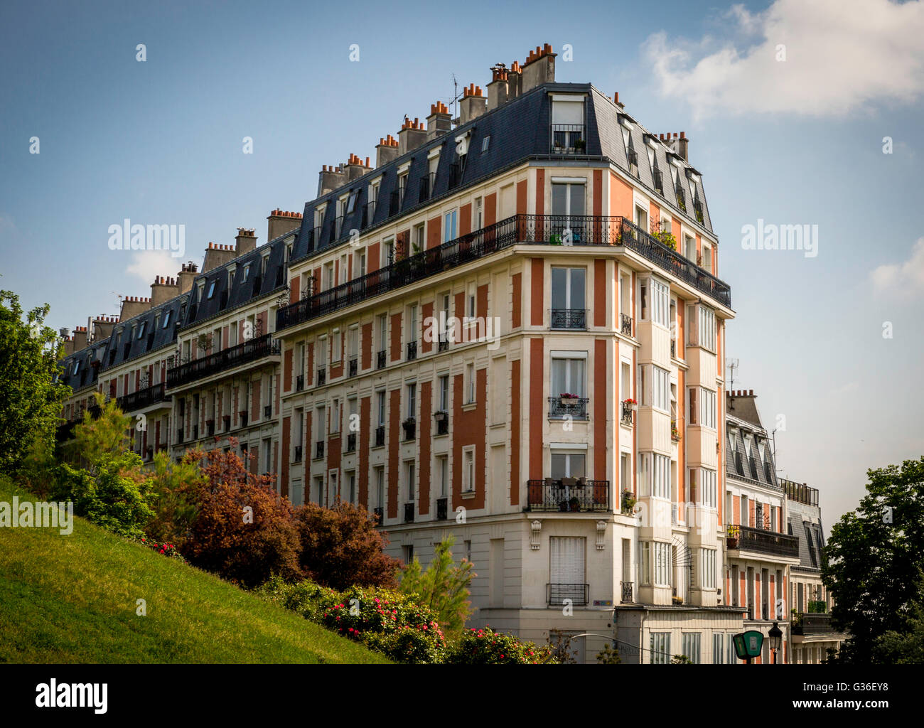 Questo edificio residenziale di appartamenti si affaccia il benestante quartiere di Montmartre nel XVIII arrondissement di Parigi. Foto Stock