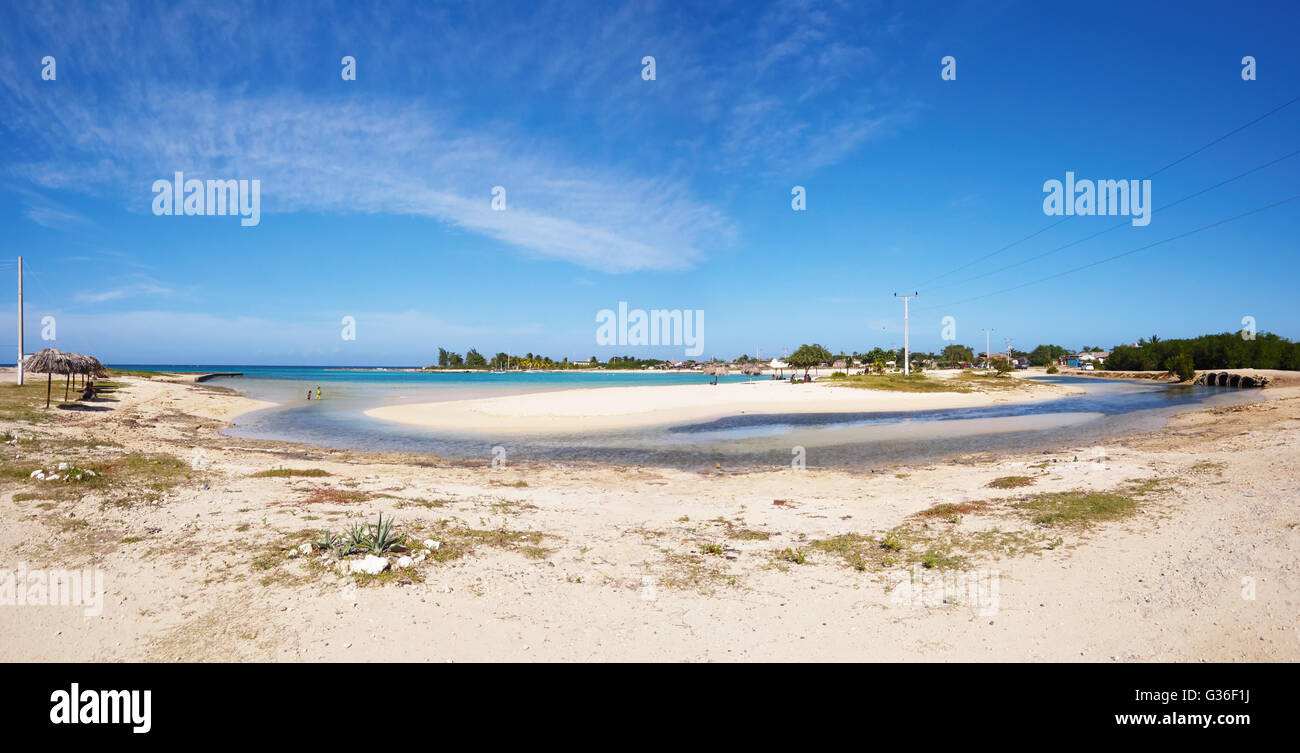 Spiaggia di piccola città Playa La Herradura, della provincia di Las Tunas, Cuba Foto Stock