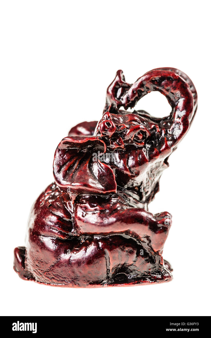 Un piccolo elefante in legno isolate su uno sfondo bianco Foto Stock