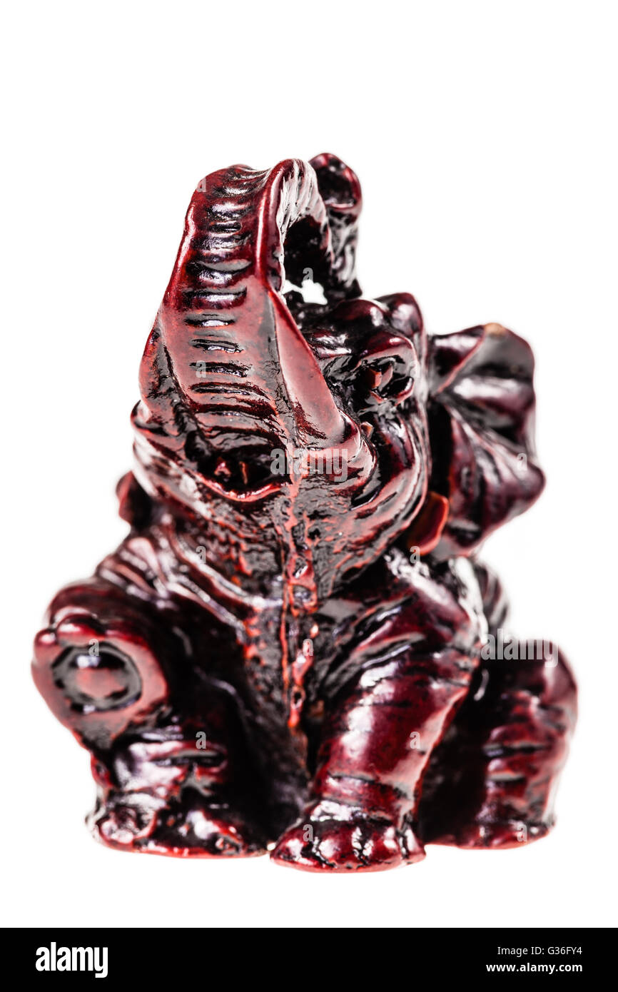 Un piccolo elefante in legno isolate su uno sfondo bianco Foto Stock