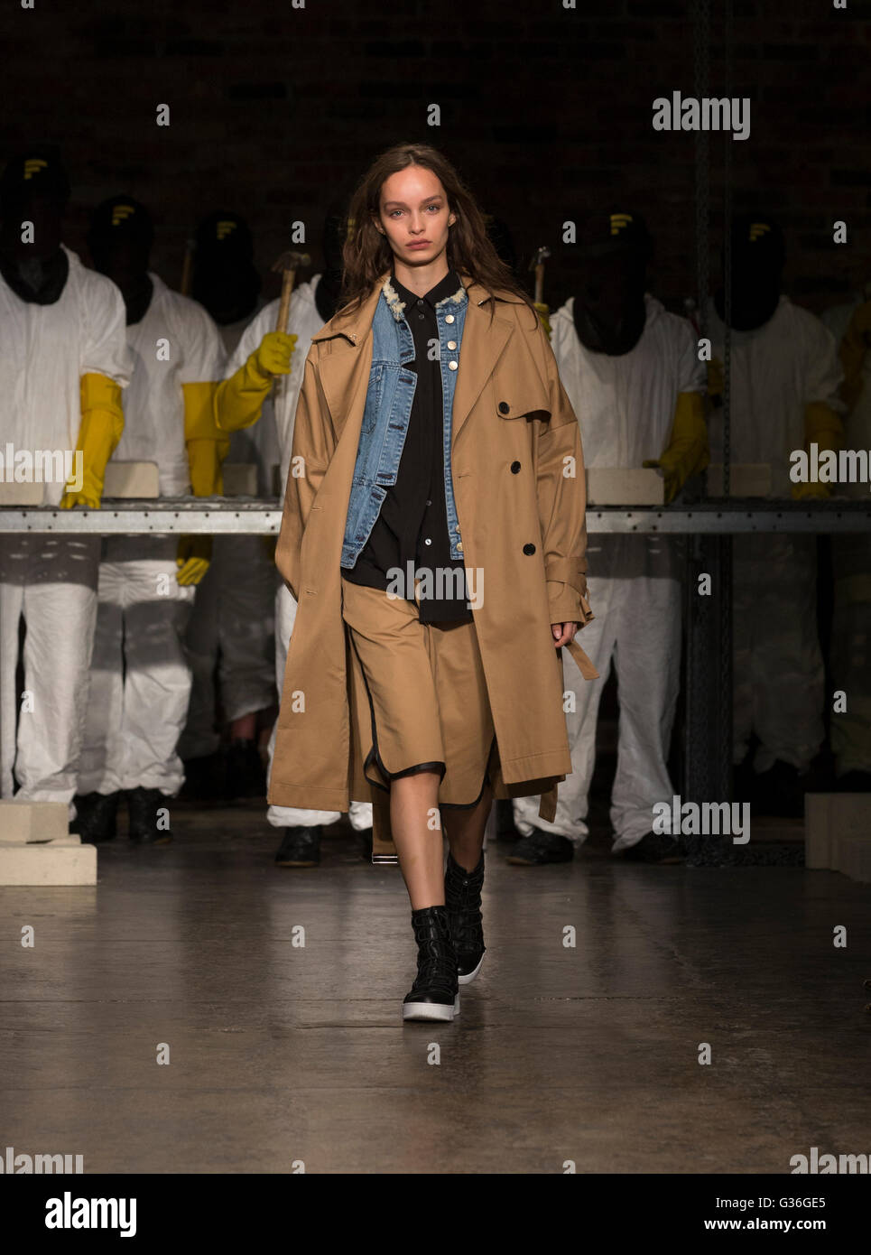 New York, NY, Stati Uniti d'America - 7 Giugno 2016: modello passeggiate sulla pista per la scuola pubblica la molla 2017 Fashion Show da Dao-Yi Chow & Maxwell Osborne a Cedar Lake Foto Stock