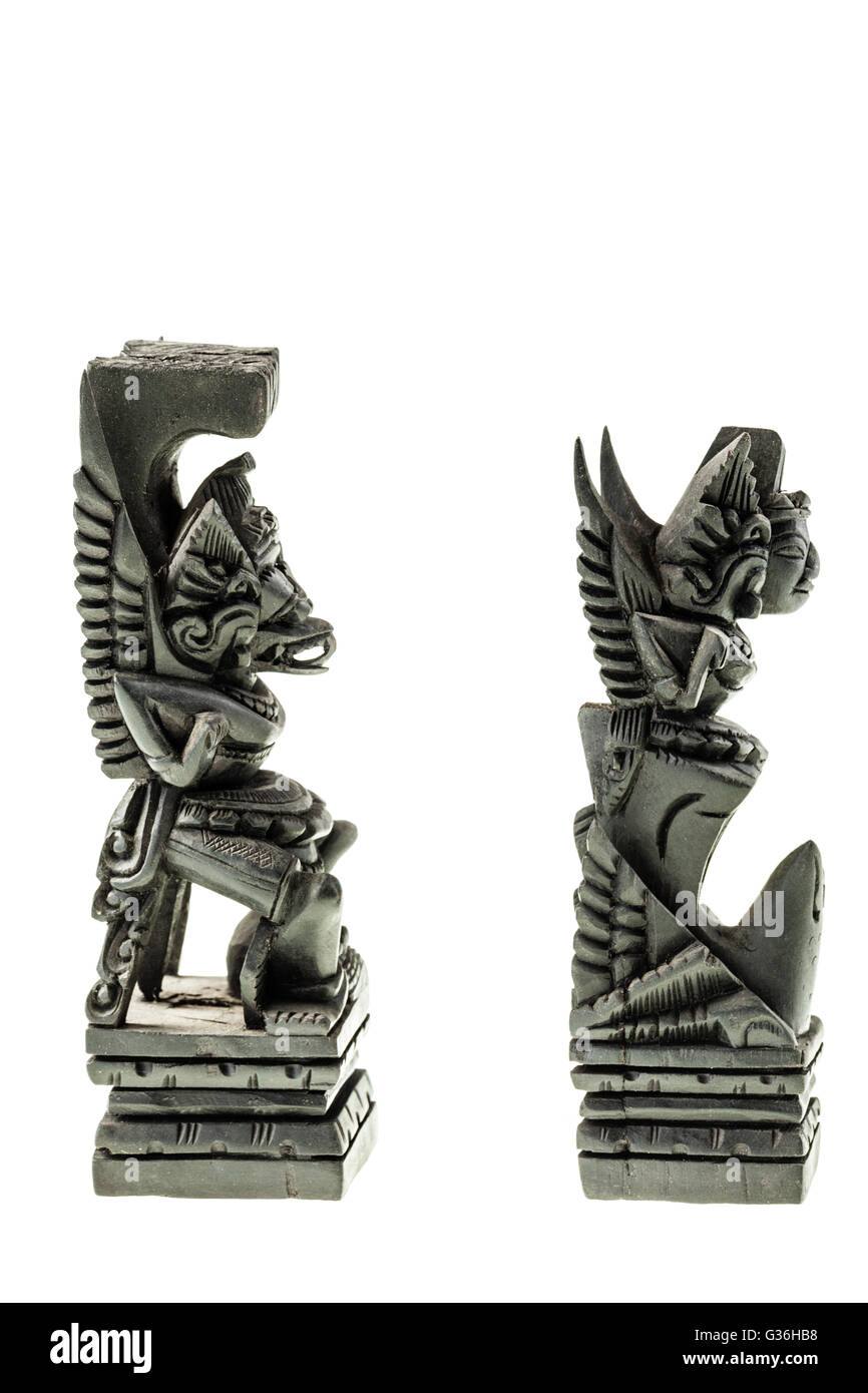 Un paio di legno indù balinese statuetta isolate su uno sfondo bianco Foto Stock