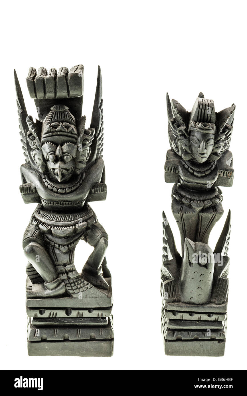 Un paio di legno indù balinese statuetta isolate su uno sfondo bianco Foto Stock