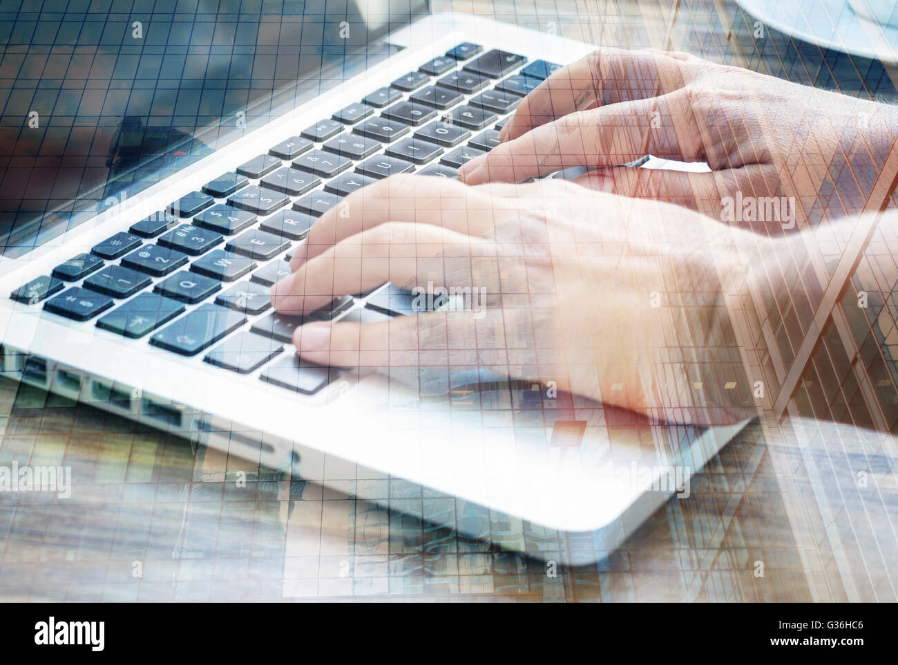Mani digitando sulla tastiera del notebook Foto Stock