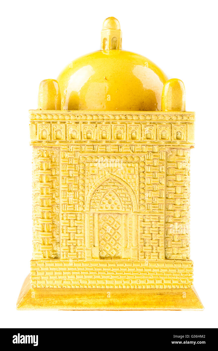 Una ceramica di colore giallo piccola moschea modello isolate su uno sfondo bianco Foto Stock