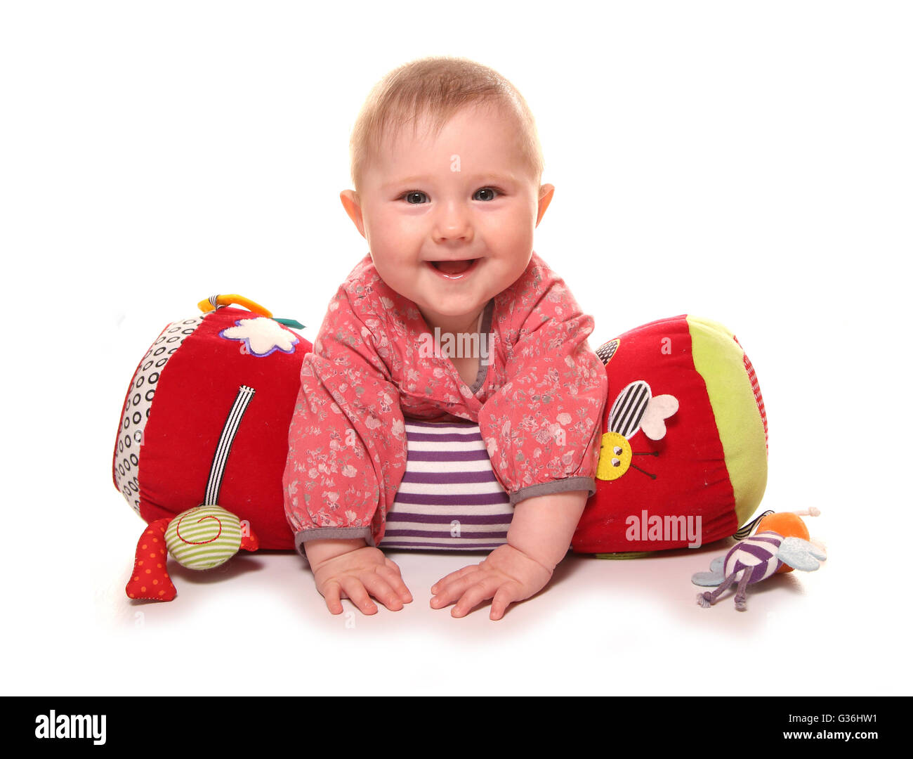 Bambina gioca su una pancia tempo di esclusione del rullo Foto Stock