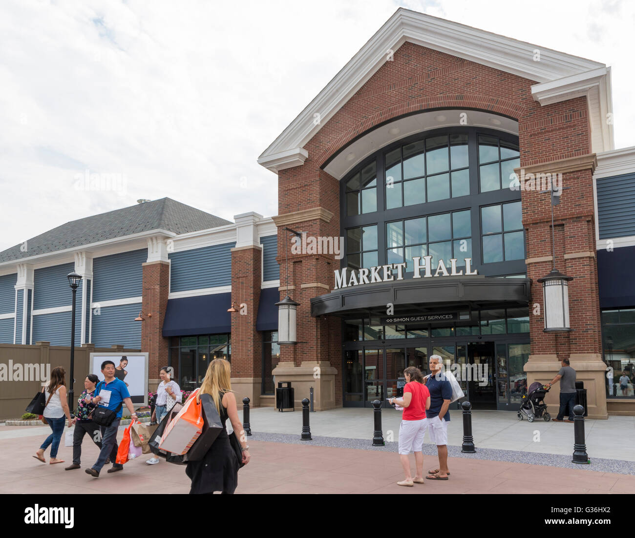 Sala Mercato, pieno di cibo e bevande fornitori al Woodbury Common outlet mall in New York Foto Stock