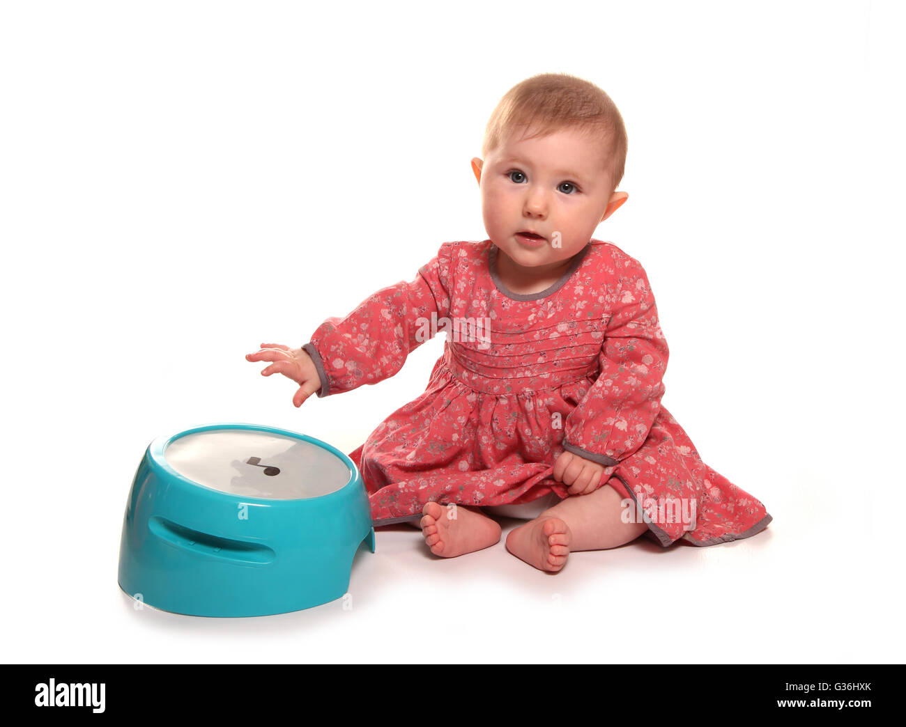 Baby girl giocando con esclusione dei tamburi Foto Stock