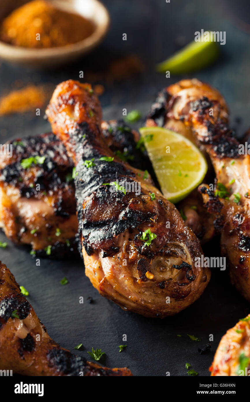 Spicy grigliate di pollo jerk con calce e spezie Foto Stock