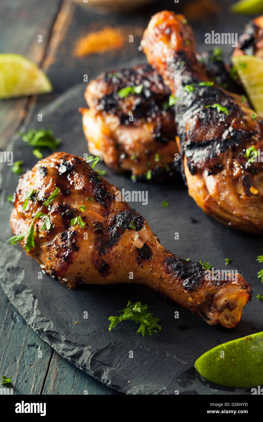Spicy grigliate di pollo jerk con calce e spezie Foto Stock