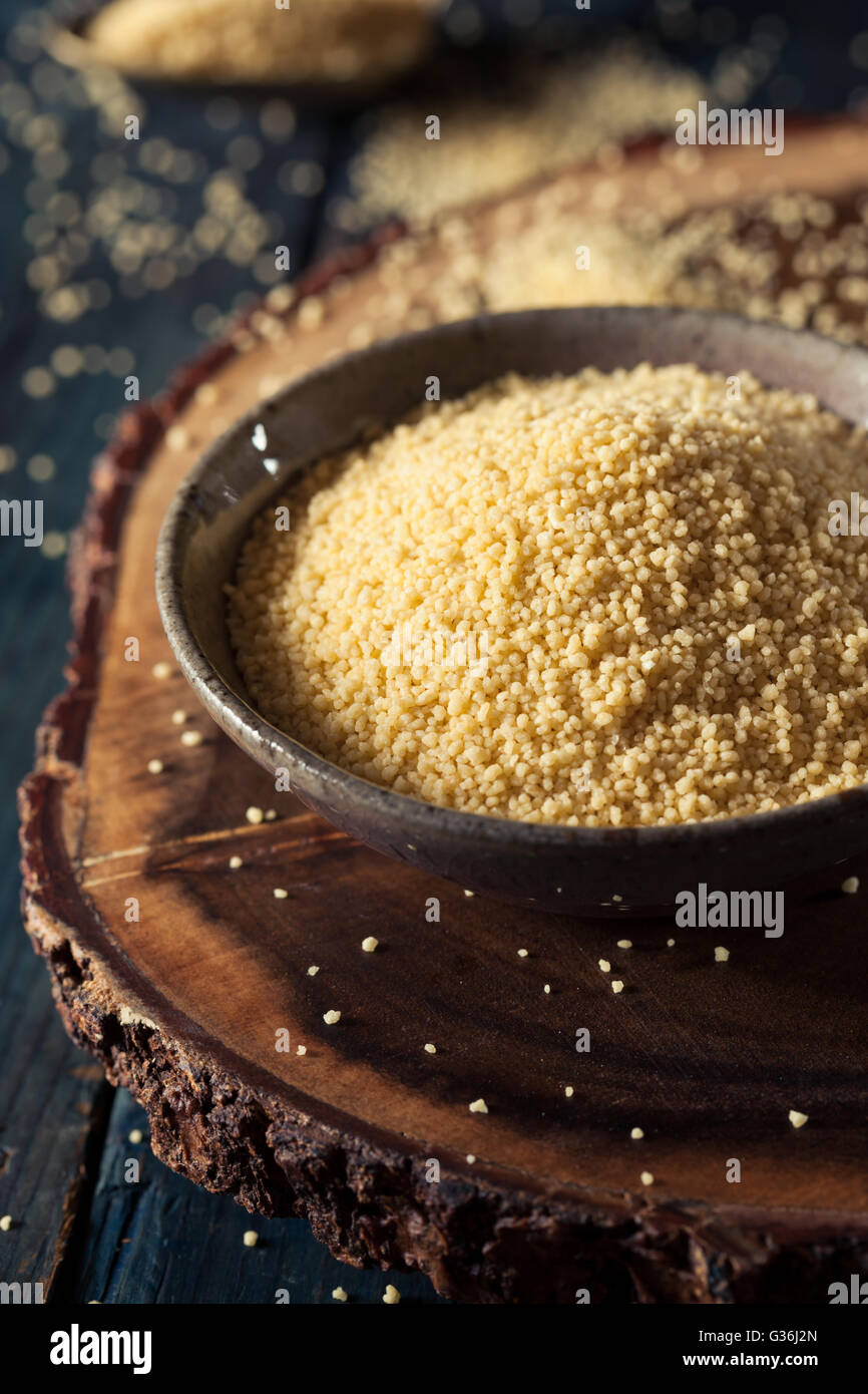 Materie organiche di couscous francese in una ciotola Foto Stock