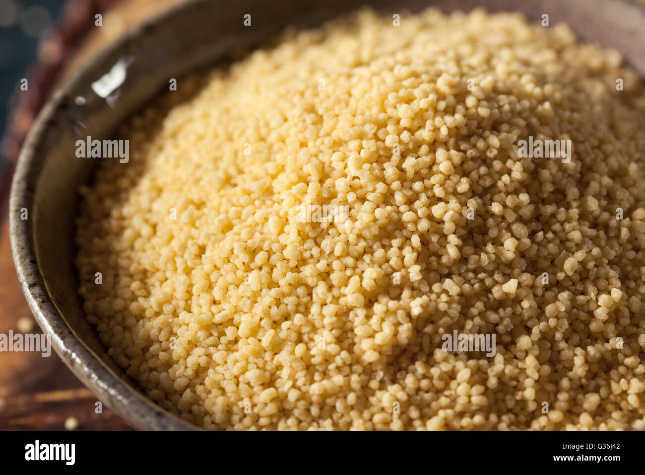 Materie organiche di couscous francese in una ciotola Foto Stock