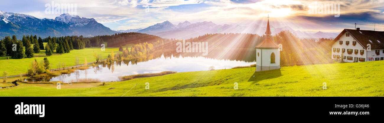 Panorama del paesaggio con montagne delle Alpi e del lago in Baviera, Germania Foto Stock