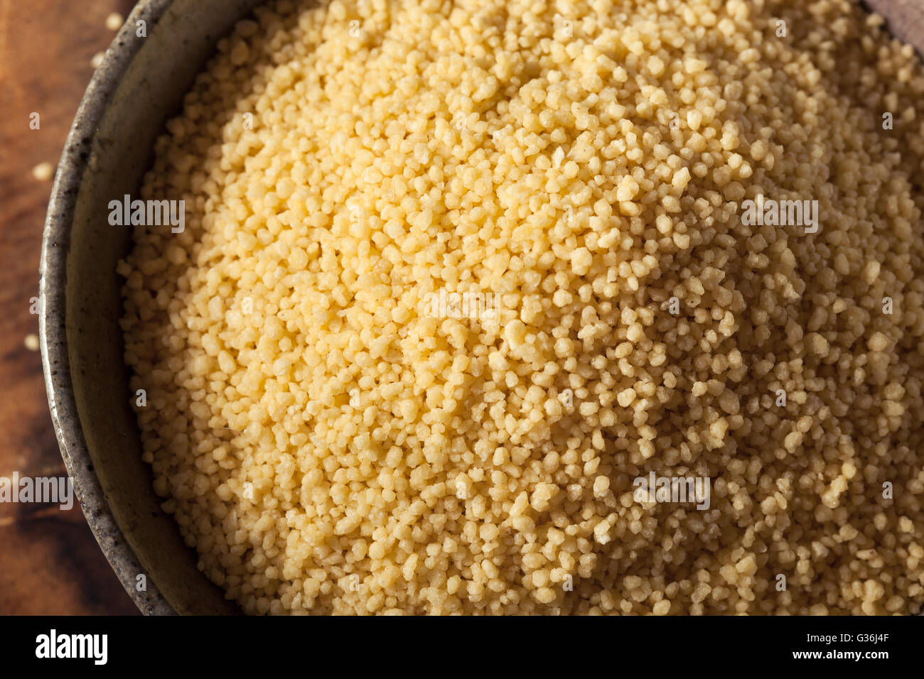 Materie organiche di couscous francese in una ciotola Foto Stock