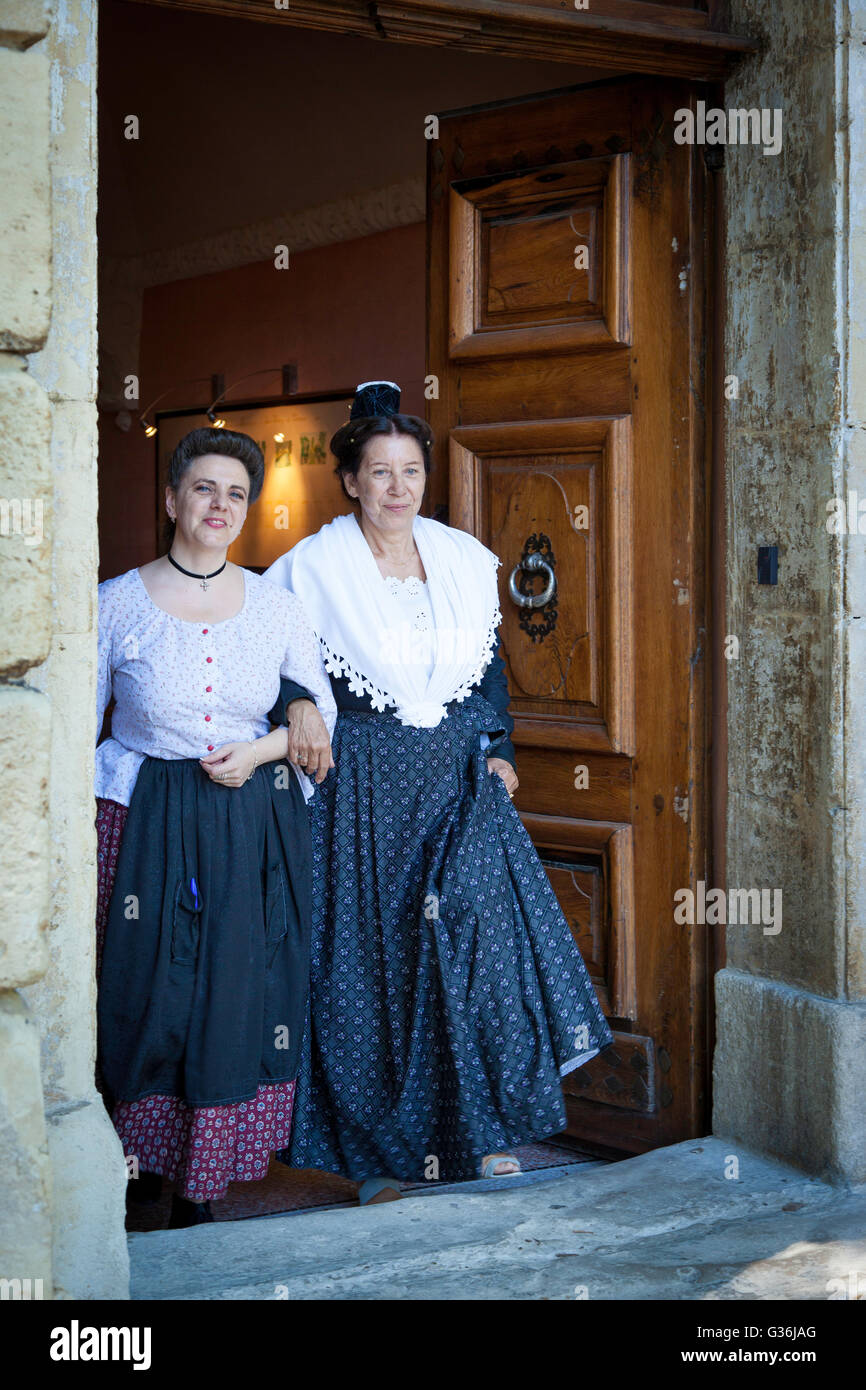 Due donne francesi vestito per il Carreto Ramado Festival in Saint Remy de Provence Francia Foto Stock